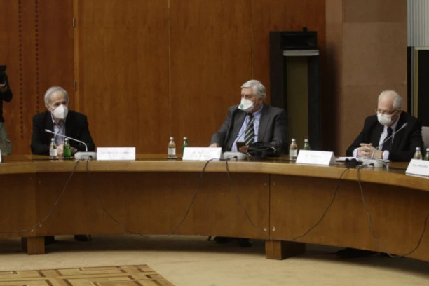 RAD BAŠTI KAFIĆA DO 14 ČASOVA!? Predloženo da radno vreme bude do 20h, LEKARI SE ŽESTOKO USPROTIVILI!