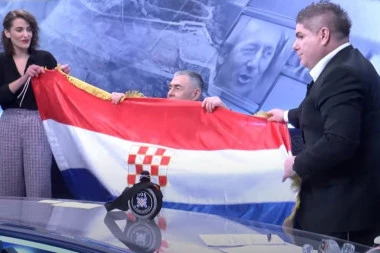 (VIDEO) "ZA DOM SPREMNI" UŽIVO U EMISIJI! Skandal u Hrvatskoj, general dobio na poklon USTAŠKU ZASTAVU!