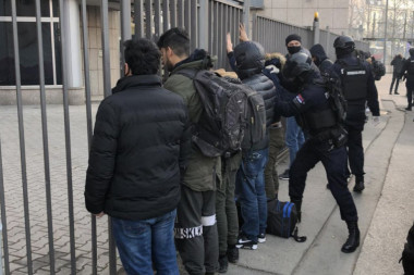 (FOTO) OKUPIRALI HOSTELE I STANOVE! Policija pronašla 52 migranta i sprovela ih u prihvatne centre!