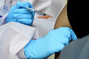 SLOVENCI IMAJU NOVU STRATEGIJU: Oporavljeni od KOVIDA primiće samo jednu dozu vakcine
