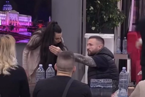 TARA POLJUBILA ŠA PRED SVIMA! Reper se nasmejao, a onda PREBLEDEO! (VIDEO)