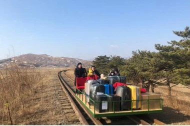 (FOTO, VIDEO) SLIKA KOJA JE ZAPANJILA SVET! Ruske diplomate napuštaju Severnu Koreju u železničkim kolicima na ručno guranje!