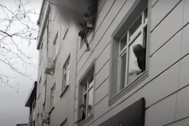 UZNEMIRUJUĆI SNIMAK MAJKE KOJA BACA DECU KROZ PROZOR! Komšije pritrčale da pomognu čim su videle!