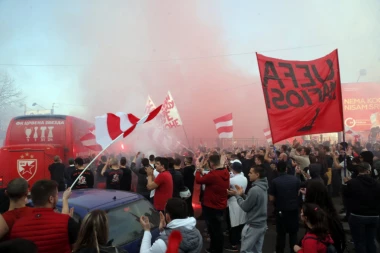 (FOTO/VIDEO) TOTALNI HAOS ISPRED "MARAKANE": Pogledajte kako su "Delije" dočekale Zvezdine heroje, PODRŠKA GOBELJIĆU!