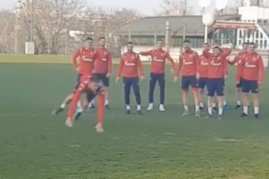 (VIDEO) DOSAD NEVIĐENA PROSLAVA NA "MARAKANI": Deki izvodi korner, Pavkov pogađa glavom - a "Delije" u transu luduju!