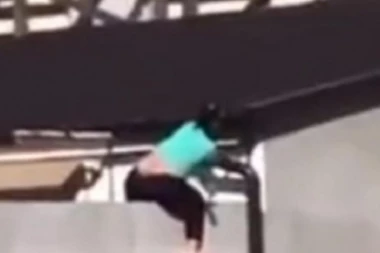 ALARMANTNO STANJE: Miljana visi sa krova Zadruge!