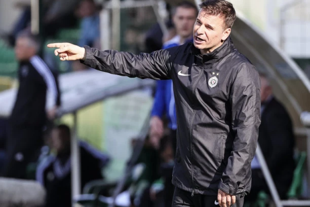 PRED DERBI SA CRVENO-BELIMA: Stanojeviću LAKNULO, "Grobari" u DELIRIJUMU!