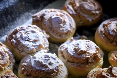 (RECEPT) STARINSKO PECIVO MEKO KAO DUŠA: Najukusniji pužići sa orasima! MORATE IH PROBATI