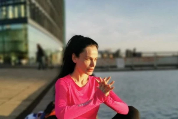 INDI SE IZGLADNJIVALA, PA KOLABIRALA USRED KAFIĆA! Pevačici pozlilo, prevezana u bolnicu!