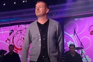 NAPUSTIO SRBIJU I ŽIVI U KOLIBI! Pevača proslavio čuveni HIT, on spakovao kofere i promenio ŽIVOT IZ KORENA!