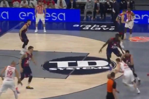 (VIDEO) TOTALNO POMRAČENJE: Košarkaši Zvezde nisu znali šta ih je snašlo pod košem!