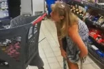 (FOTO, VIDEO) TANGE UMESTO MASKE, ZAŠTO DA NE?! Grozno, žena usred marketa skinula gaće i natakla ih na nos