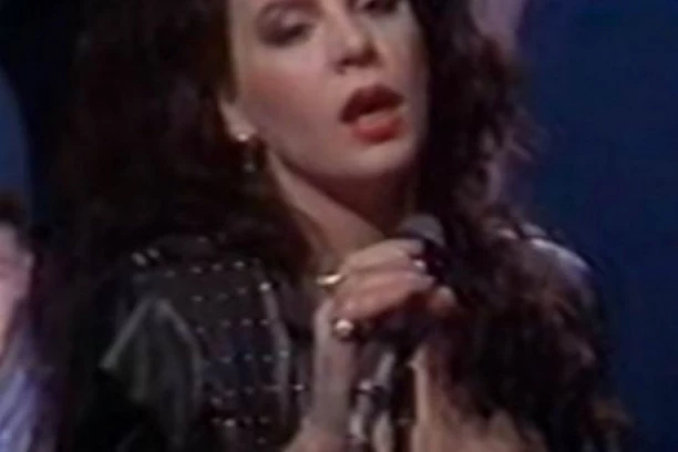 (FOTO) ZBOG VELIKE PORODIČNE TRAGEDIJE NAPUSTILA JE ESTRADU: Evo kako jedna od najlepših pevačica ikada Mira Kosovka izgleda danas!