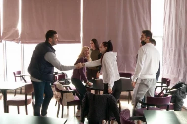 (FOTO) REPUBLIKA PAPARACO: Ministar Udovičić na kafici sa najboljim srpskim tekvondistima i tekvondistkinjama, sprema se PAKLENI PLAN za Tokio!