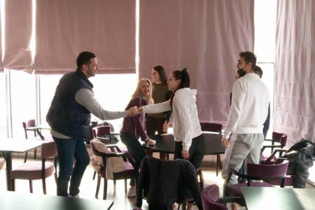 (FOTO) REPUBLIKA PAPARACO: Ministar Udovičić na kafici sa najboljim srpskim tekvondistima i tekvondistkinjama, sprema se PAKLENI PLAN za Tokio!