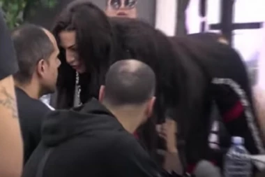 Novi incident skandalozne zadrugarke: Skočila na sto na Mišela i otvoreno mu pretila!