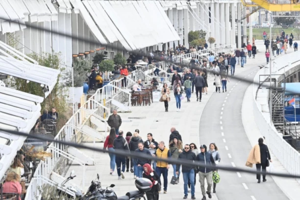 (FOTO) BEOGRAĐANI POKAZALI ŠTA MISLE O NOVIM MERAMA KRIZNOG ŠTABA: Pogledajte kako su danas izgledale ulice glavnog grada!