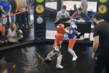 (JEZIV VIDEO) DECA SE UDARAJU IZ SVE SNAGE U RINGU: Dečaci akteri meča, ostali gledaju iz zabave! Za svaku osudu