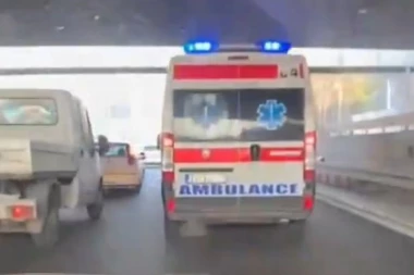 (VIDEO) NADREALNA SITUACIJA NA AUTO-PUTU: Čovek izbegava gužvu JUREĆI za vozilom Hitne pod ROTACIJOM!