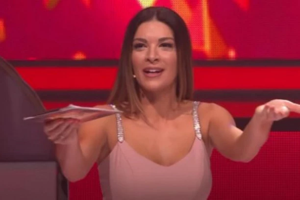 (VIDEO) IGRALA PA ZAPALILA INTERNET: Sanja Kužet u izazovnoj plavoj haljini nikad opuštenija!