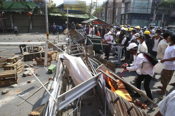 HAOS NA PROTESTU: Policija otvorila vatru na demonstrante, UBILA devetoro!