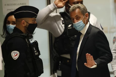 SARKOZI IDE NA ROBIJU! Bivši predsednik Francuske previše voli pare, 50 miliona evra uzeo i od Gadafija