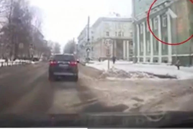 (VIDEO) UŽASAVAJUĆI SNIMAK DEVOJKE KOJA JE ZA DLAKU IZBEGLA SMRT: Ogromna ledenica se obrušila s krova!