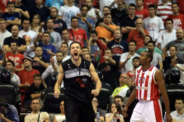 LOVERNJ PODIGAO GROBARE NA NOGE! Miljenik crno-bele publike poslao moćnu poruku nakon ubedljive pobede "parnog valjka"! (FOTO)