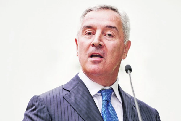 RATKO KNEŽEVIĆ OBJAVIO SPISAK ONIH KOJI NAVODNO PERU PARE ZA MILA ĐUKANOVIĆA! "Ne može se biti predsednik jedne od najsiromašnijih država Evrope i imati toliko para..."!