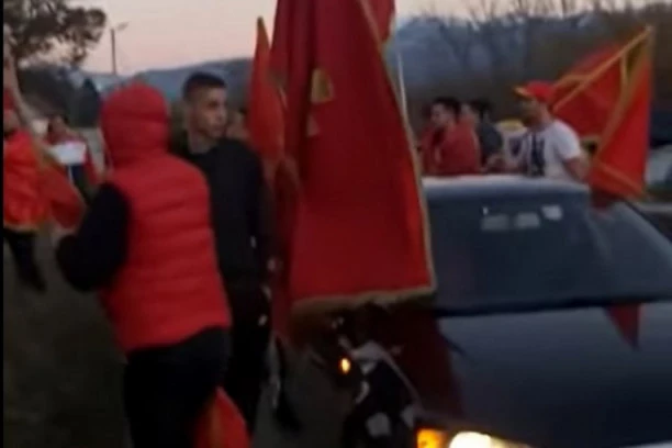 (FOTO, VIDEO) KOFA GOVANA NA MILOVE KOMITE! Mladić fekalijama poliva lažne patriote!