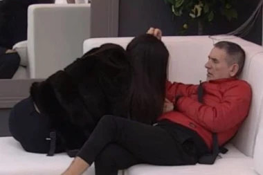 (VIDEO) MISICA GRCA U SUZAMA  ZBOG KARIĆA: Lepi Mića tešio Jovanu, ona nije mogla da se smiri!