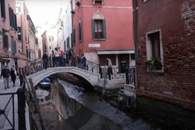 (VIDEO) IŠČEZLA LEPOTA, OSTAO SAMO MULJ: Kanali u Veneciji skoro presušili, gondole zaglavljene u blatu!