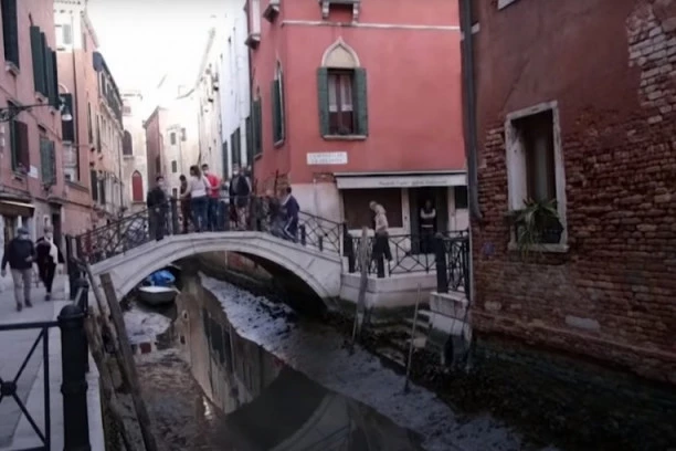 (VIDEO) IŠČEZLA LEPOTA, OSTAO SAMO MULJ: Kanali u Veneciji skoro presušili, gondole zaglavljene u blatu!