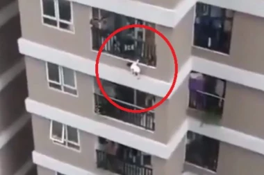 (VIDEO) DEVOJČICA JE VISILA SA BALKONA 12.SPRATA I POČELA DA PADA: Ljudi su vrištali, a onda se desio NEVEROVATAN PREOKRET
