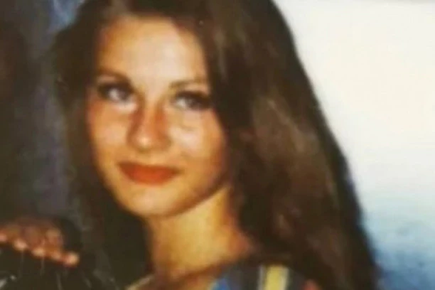 (FOTO) OVA PEVAČICA NE IZLAZI IZ MEDIJA, A NIKADA NE BISTE POGODILI KO JE: Ovako je nekada izgledala, a danas je neprepoznatljiva!