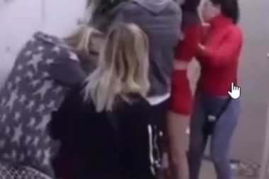 (VIDEO) SAMO ZA PUNOLETNE! Brutalan snimak nasilja: TARA ŠAMARA, UDARA I VUČE ZA KOSU ZADRUGARKU!