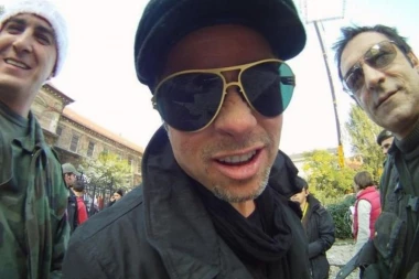 NEKI TIP IM ULETEO U KADAR: Đura fotografijom sa BRED PITOM napravio pometnju na internetu!