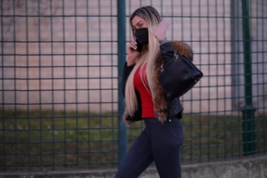 (FOTO) MIMI ORO NASMEJANA IZAŠLA IZ SBPOK: Starleta mahala nakon saslušanja, pa sela u taksi i otišla!