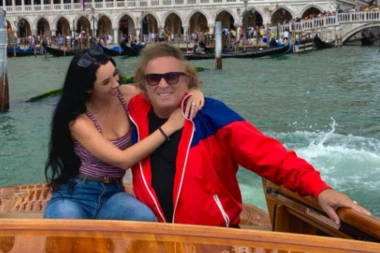 KADA JE OBJAVIO SVOJ MEGA HIT, NJEGOVA DEVOJKA SE NIJE NI RODILA: Poznati pevač u vezi sa 48 godina mlađom cicom, otkriveni DETALJI veze