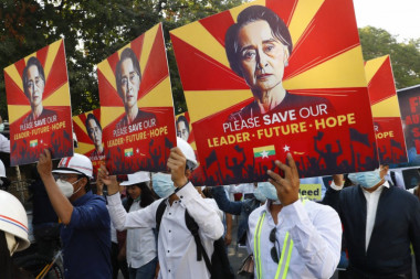 SU ĆI U SAMICI: Svrgnuta liderka Mjanmara prebačena u zatvor