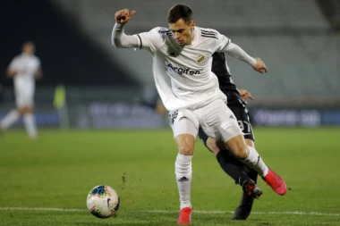 IGRAO ZA PARTIZAN, NAVIJA ZA ZVEZDU: Fudbaler oko koga su "večiti" lomili potpisao za prvaka Švedske, pa poslao moćnu poruku!