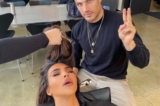 (FOTO) BLAM! Starletin frizer javno je ponizio: Kim Kardašijan ZAHRKALA U SALONU!