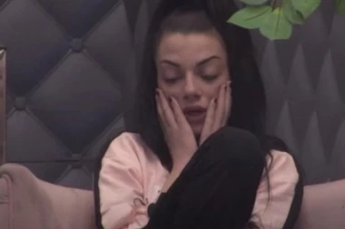 (VIDEO) TARA SIMOV SAZNALA ZA SKANDALOZNE KLIPOVE: Satrću ih sve od batina kad izađem, to je sve namešteno!