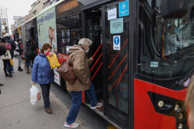 (FOTO) ŠTA SE DESILO SA OVOM DEVOJKOM? Beograđani u gradskom prevozu zatekli ŠOK PRIZOR