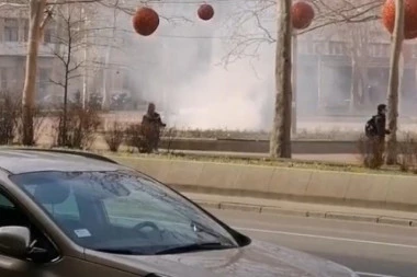 (VIDEO) BAČENA DIMNA BOMBA NA TRG NIKOLE PAŠIĆA: Gust dim obavio park, građani uznemireni!