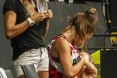 USRED MEČA DOJILA ĆERKU NA KLUPI: Slika argentinske košarkašice OBIŠLA planetu!