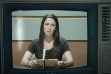 (VIDEO) NOVINARKA KRISTINA SE UBILA UŽIVO U PROGRAMU: Izvadila pištolj i pucala sebi u GLAVU tokom vođenja vesti