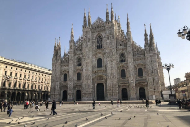 REPUBLIKA NA ULICAMA MILANA! Korona porazila milionski grad: Kako su maske postale glavni detalj u prestonici mode