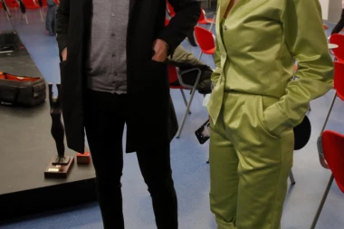 (FOTO) NA "MARAKANI" TOTALNO ZBUNJENI: Zanosna plavuša ušetala, i UKRALA SVU SLAVU!