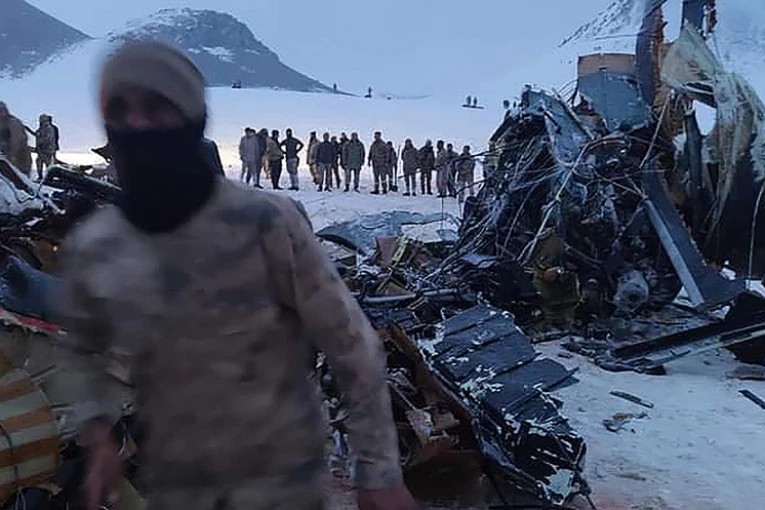 SRUŠIO SE HELIKOPTER U TURSKOJ: U tragediji na istoku zemlje živote izgubilo 11 ljudi!